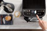 De’Longhi Magnifica Evo Next - Perfetto Kaffeevollautomat mit LatteCrema-Milchaufschäumer, 13 One-Touch-Getränke, Coffee- und Cappuccino Kaffeemaschine, farbiges Touch-Display, Titan (ECAM312.80.TB)